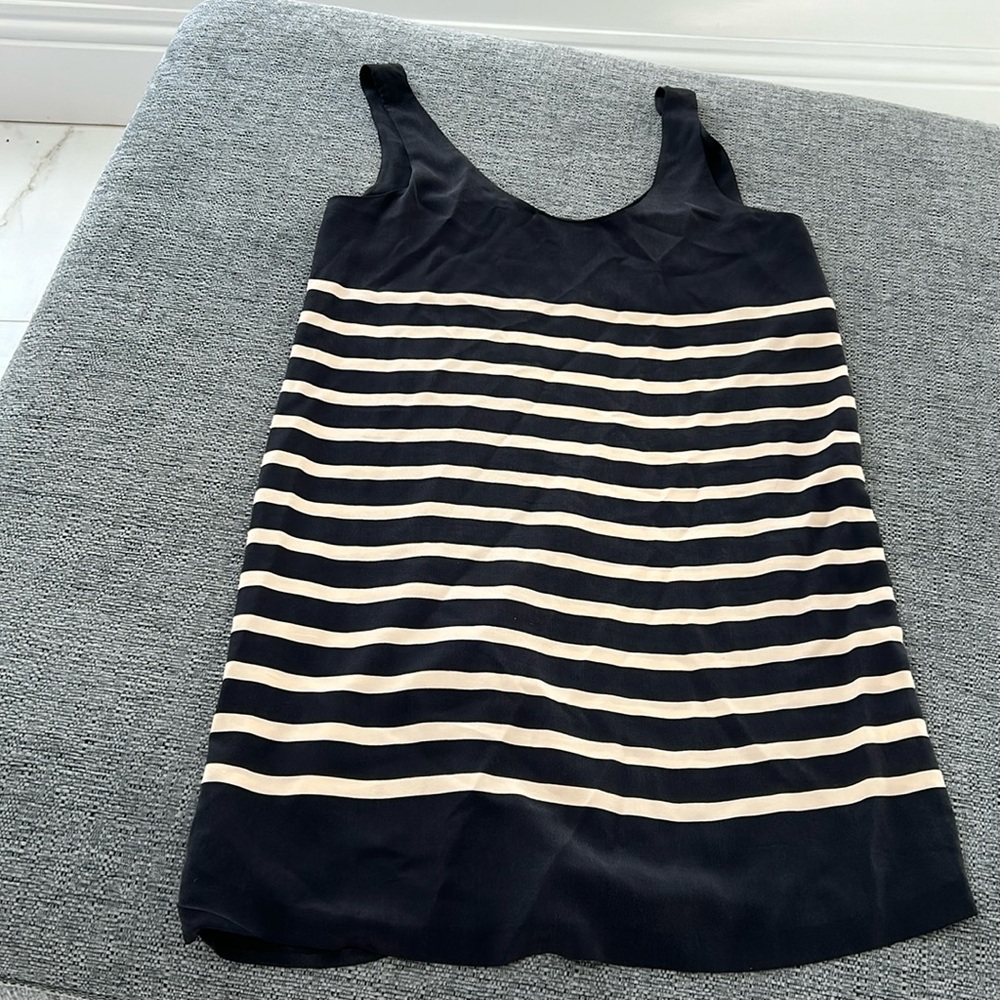Joie loose fitting black and cream striped dress in good condition
Size XS.